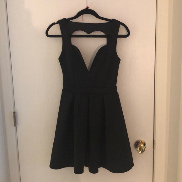 Short black dress with heart shaped cutout - Picture 2 of 4